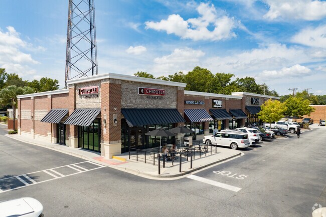 Edgemere is close to many major restaurants and retailers on Victory Drive.