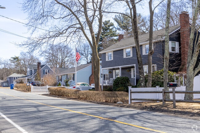 A row of ranch-style and New Englander-style homes in Woodville, Wakefield, MA.