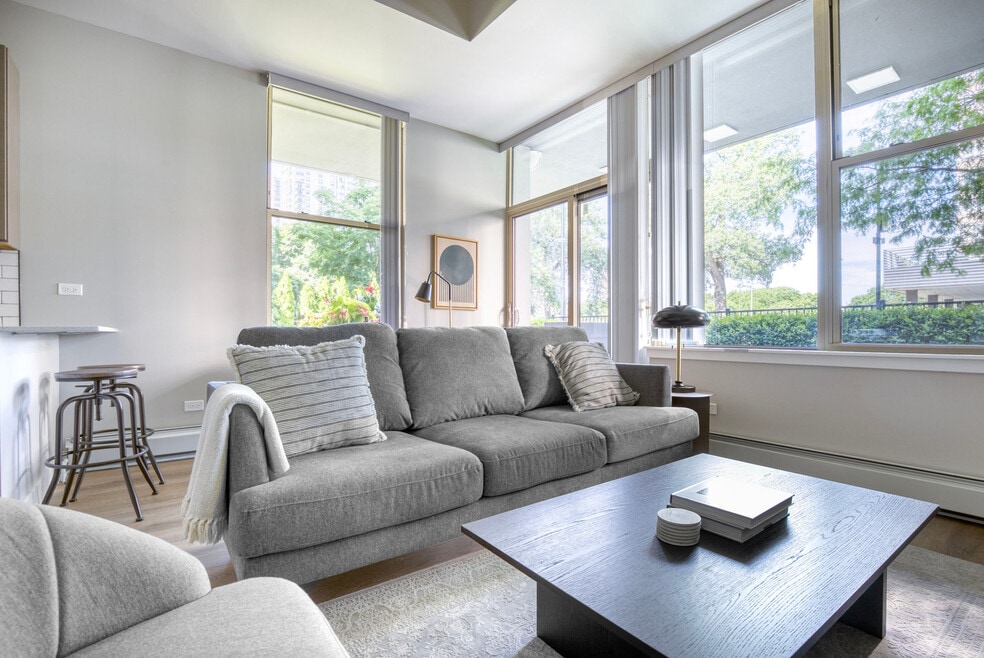 5600 N Sheridan Rd unit FL5-ID1383, Chicago, IL 60660 - photo 1