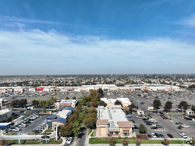 Crossroads Shopping Center in Riverbank, Ca is the place to eat and shop.