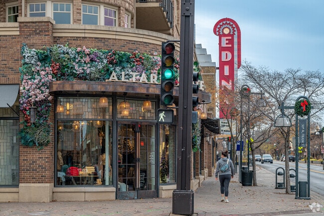 50th Street and France Avenue form Sunnyslope's premier shopping area.