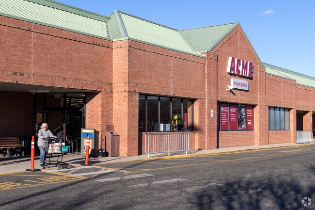 Residents from the Villas run to Acme to do their grocery shopping, which is around 15 minutes away.