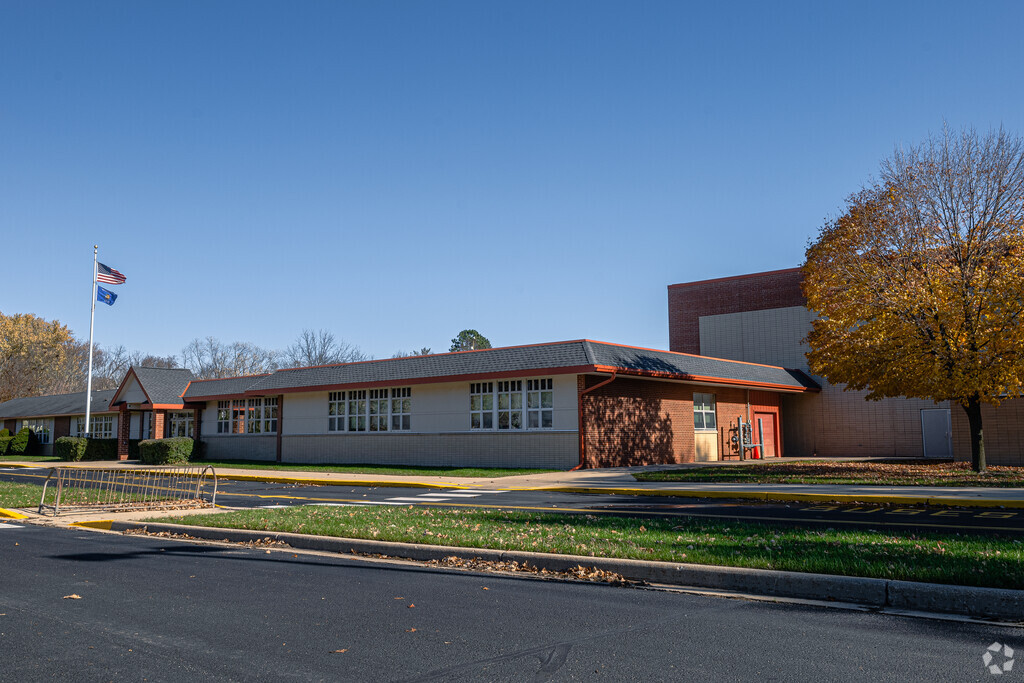 Country Dale Elementary School provides education in the neighborhood of 
Franklin.
