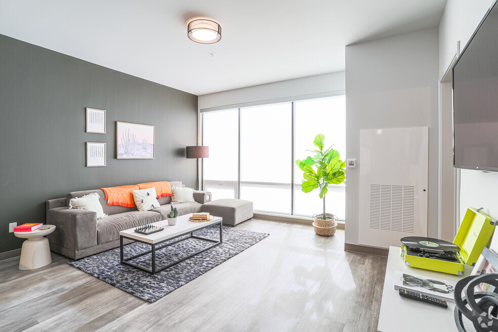 4 BR, 4 BA - Living Room