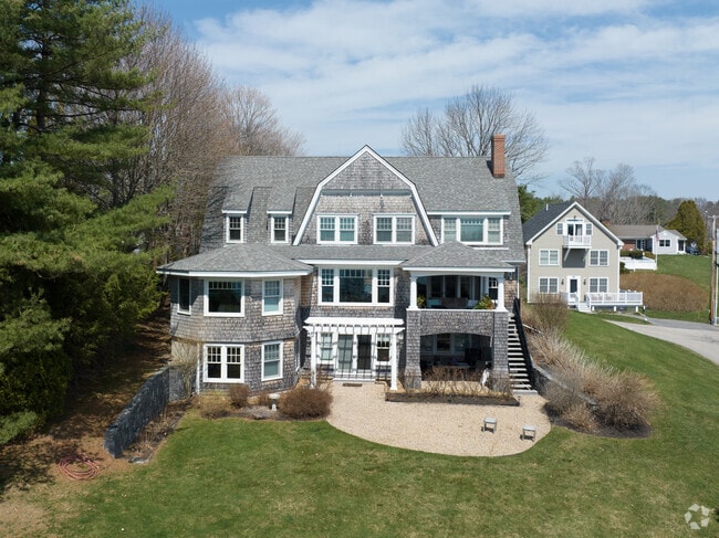 There are many custom-built homes around Badgers Island.