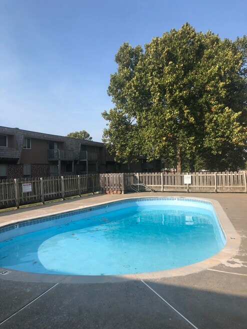 2325 SW Briarwood Plaza unit 205E, Topeka, KS 66611 - photo 1