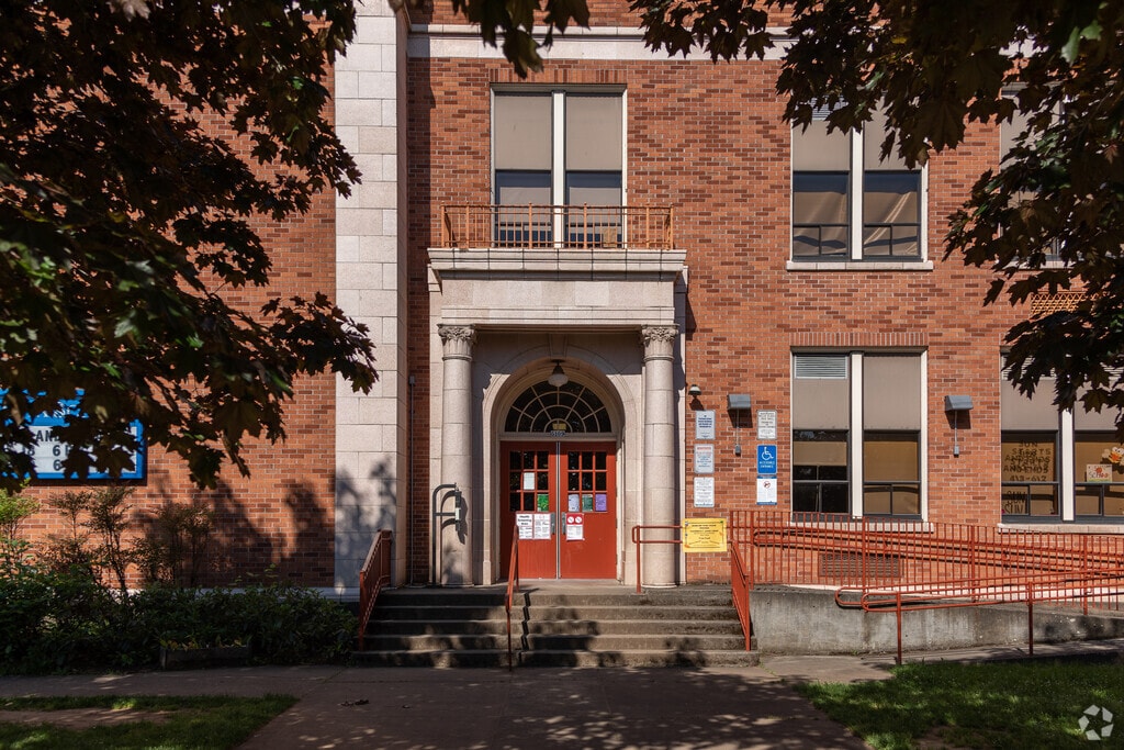 The main entrance to Areleta School in the Mt. Scott Neighborhood.
