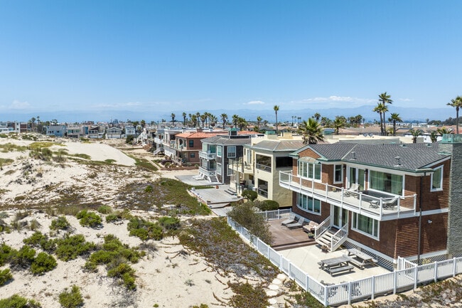 Many homes along the beach have direct access to the Oxnard Dunes.