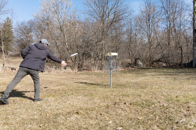Hidden Lake Park has an 18-basket disc golf course.