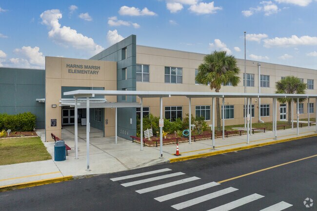 Harns Marsh Elementary School in Lehigh Acres has under 1000 students.