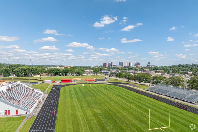 John Marshall Senior High has a 37:1 student-teacher ratio.