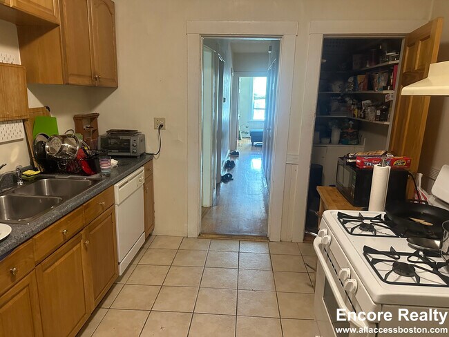 80 Prentiss St unit 8, Watertown, MA 02472 - photo 3