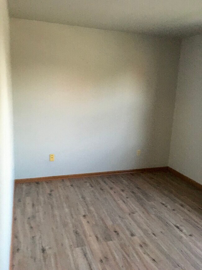 425 E Monroe Ave, Hartford, WI 53027 - photo 7