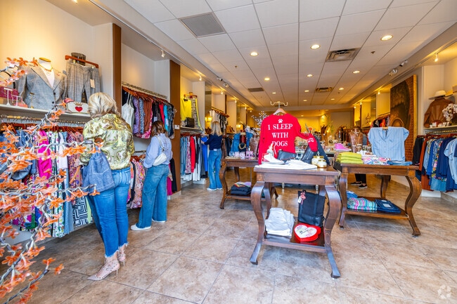 Shop for everything from gourmet treats to trendy fashion at Market Street in Grayhawk.
