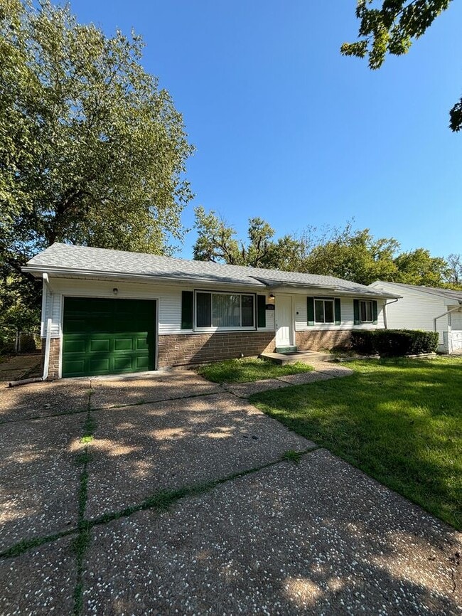 10116 Crown Point Dr, St. Louis, MO 63136