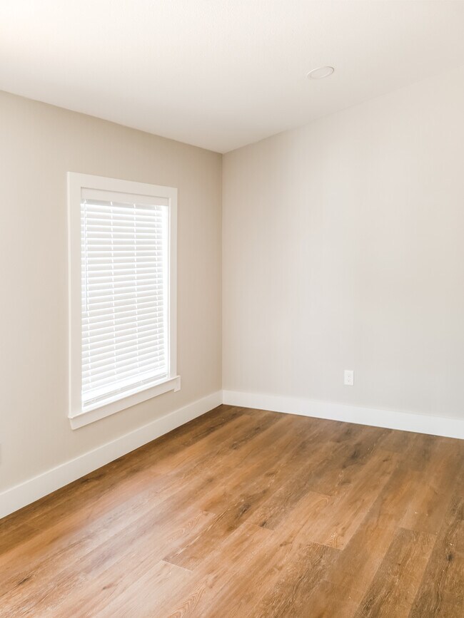 Bonus room at front of unit, 13'5