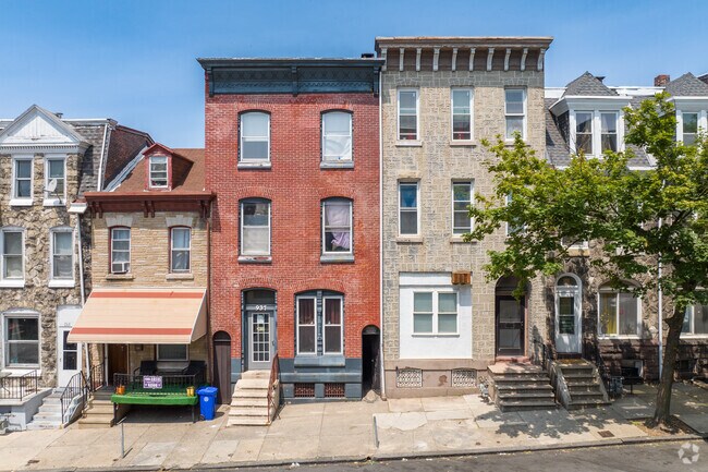 In Penn's Common row houses are located directly on the sidewalk with no front yards.