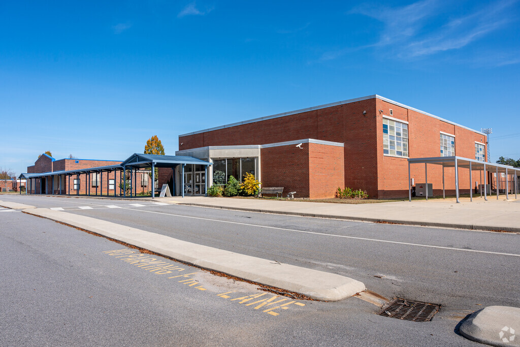 Buford Middle School provides education in the neighborhood of 
Lancaster.