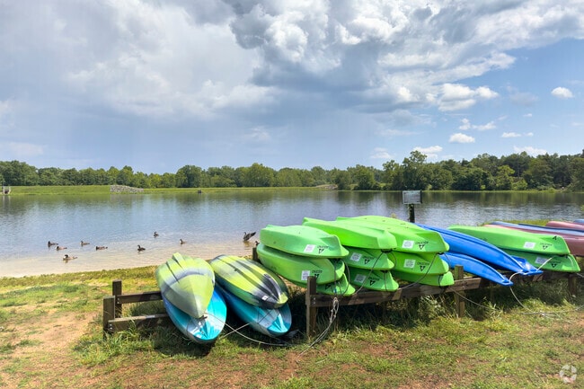 Silver Lake has kayaking access for residents who enjoy recreation on the water in Bull Run Mountain Estates.