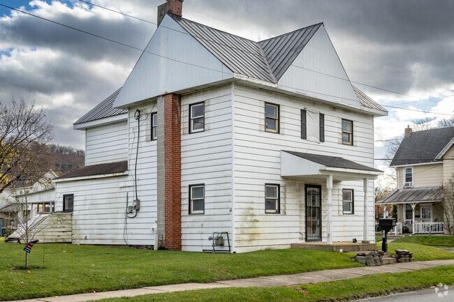 Colonial Revival home on Broad Street reflects Montgomery's early 1900s charm.