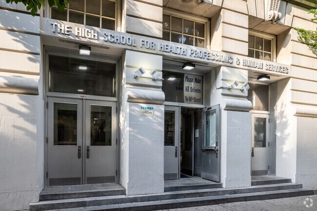 Discover Gramercy Park's esteemed P226M Junior High Annex.