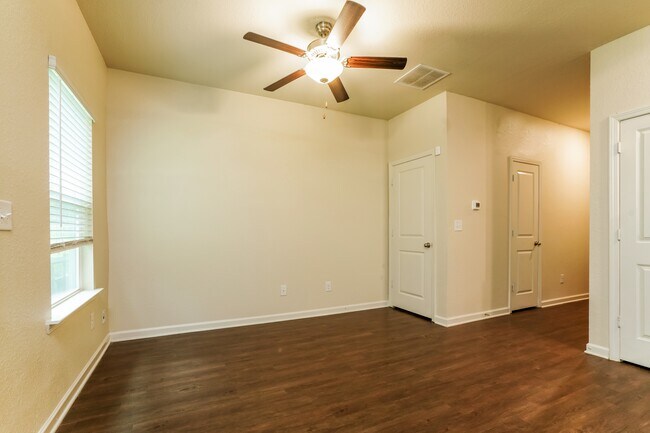 1010 Highwood Ln, Atlanta, GA 30344 - photo 3