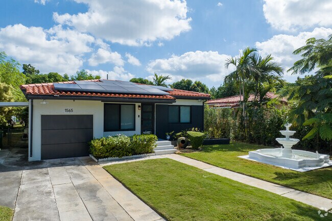 Many homes in Grapeland Heights takes advantage of solar power options due to the great climate.