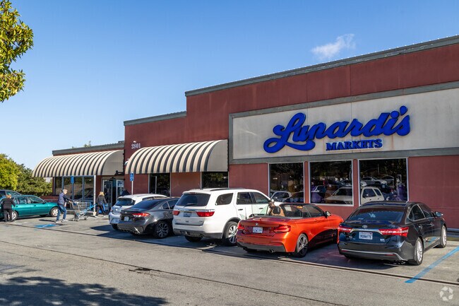 Crestmoor grocery shoppers love their local Lunardi's.