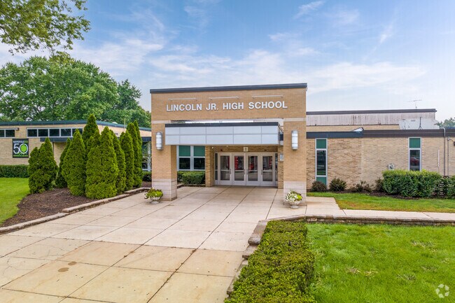 Lincoln Junior High is a 203 District, public middle school located in Naperville, Illinois.