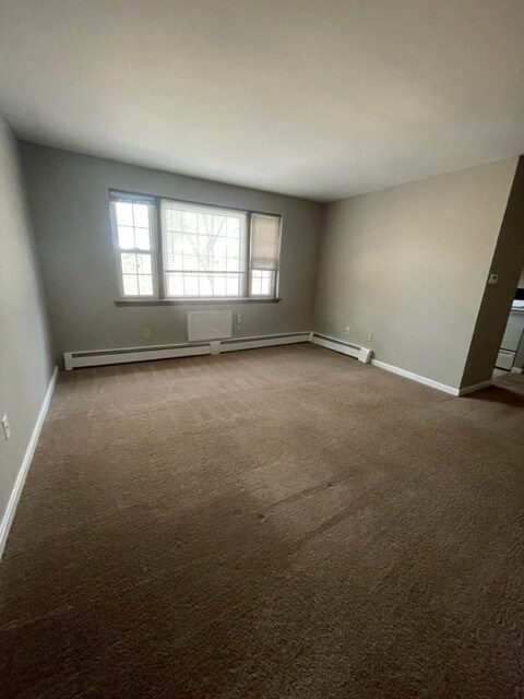 170 High St unit B, East Hartford, CT 06118 - photo 3