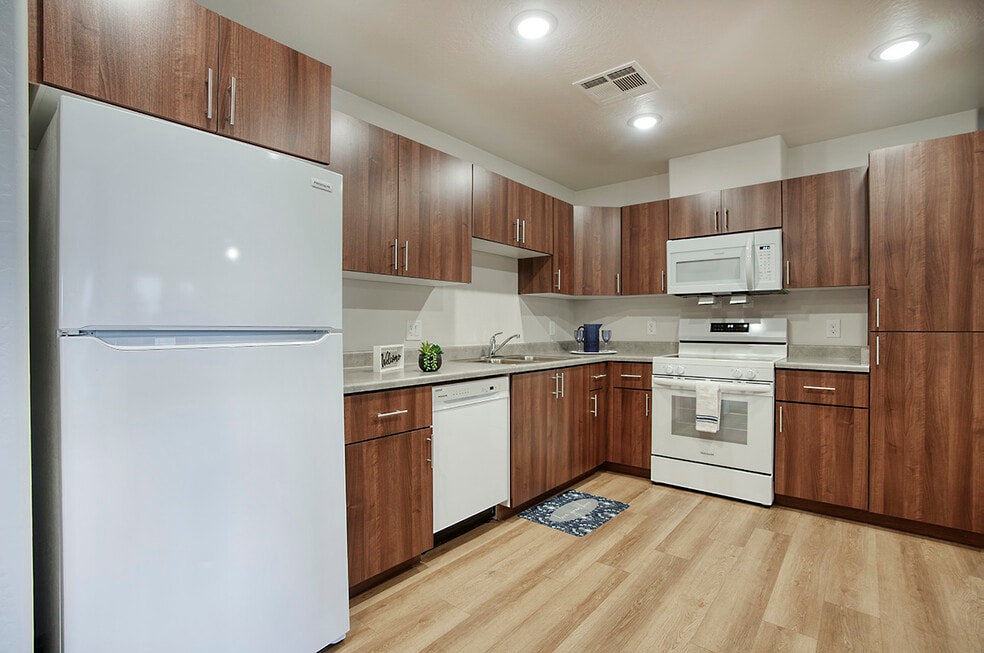 Centerline on Glendale Phase II, Glendale, AZ 85301 - photo 1