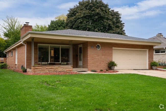 Ranch-style homes can be seen throughout Grantosa.
