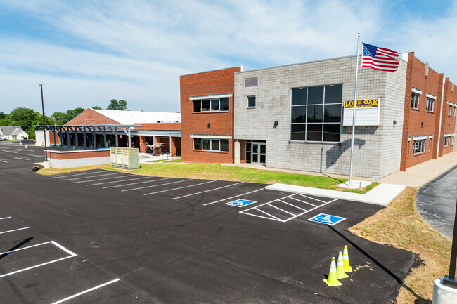 The student population of Lone Oak Intermediate School is 426 and the school serves 4-5.