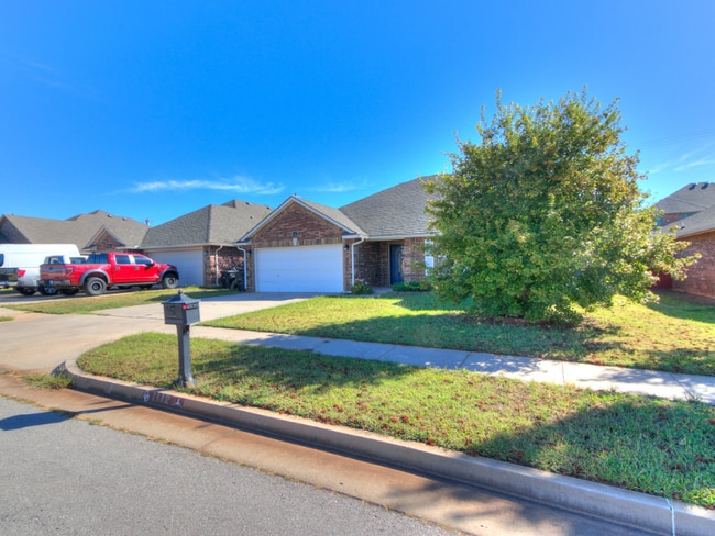 1112 Bryan Dr, Moore, OK 73160 - photo 2