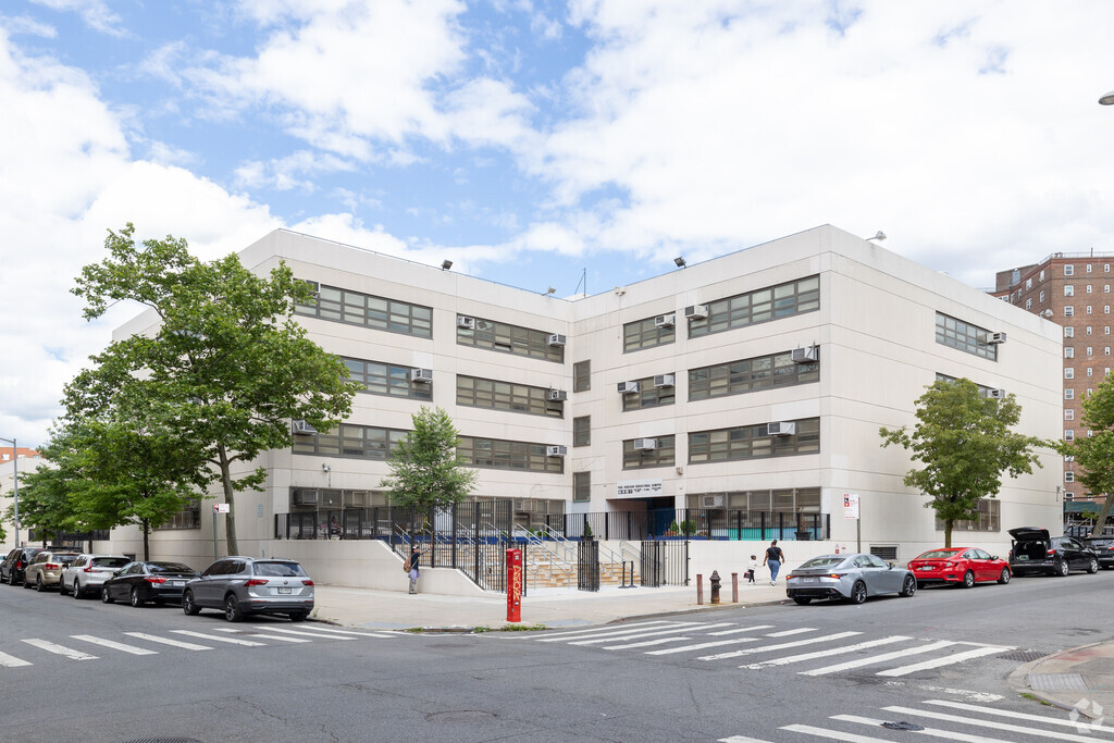 X551 The Urban Assembly Bronx Academy of Letters is in The Bronx, New York.