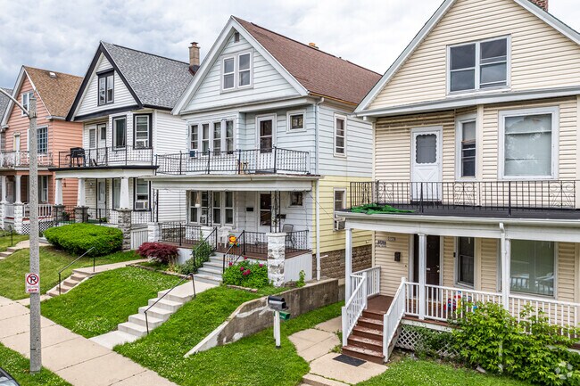 Spacious Duplexes are an affordable option in the Polonia neighborhood.