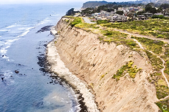 Hike along the Bluff through Pillar Point in El Granada