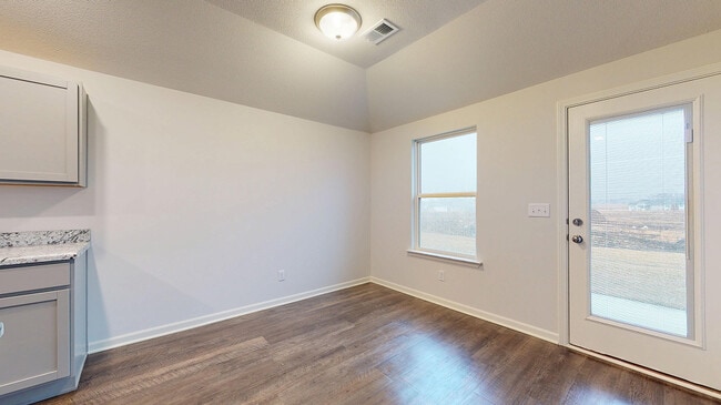 517 N Persimmon St, Gardner, KS 66030 - photo 4