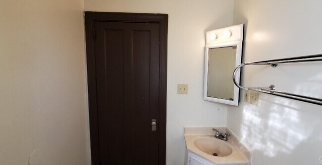 1031 Lockman Ave unit 2, Cincinnati, OH 45238 - photo 3