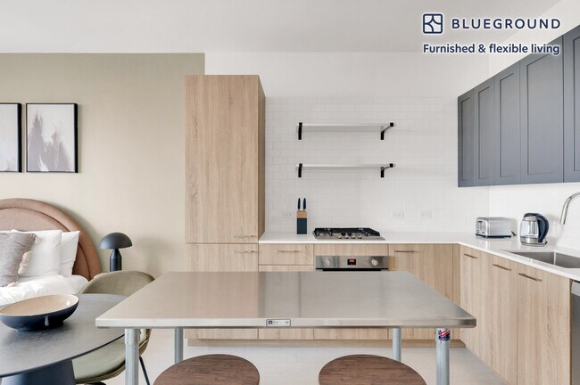 1035 W Van Buren St unit FL11-ID751, Chicago, IL 60607 - photo 4