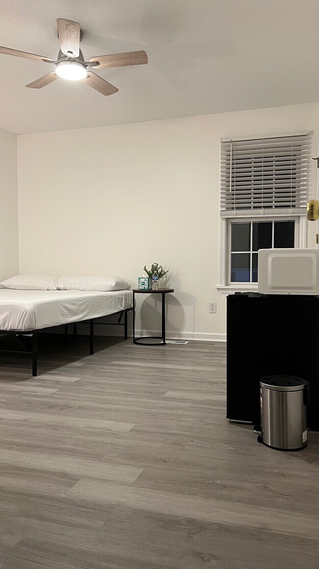 301 Winners Cir S unit Room 2, Jacksonville, NC 28546 - photo 7