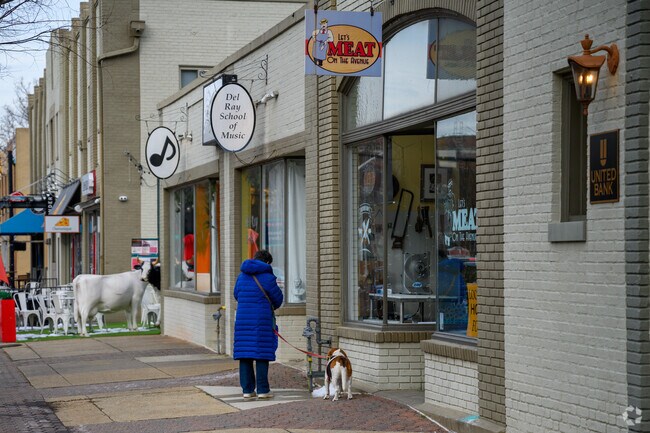 Mount Vernon Avenue in Del Ray is home to many local shops and restaurants.
