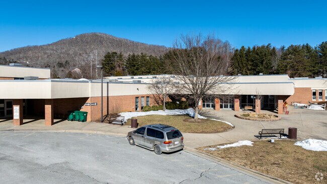 The student population of Hardin Park Elementary is 851 and the school serves grades PK-8.