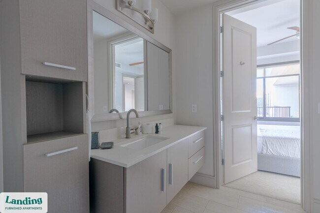 1414 Wood Hollow Dr unit 1-717, Houston, TX 77057 - photo 2