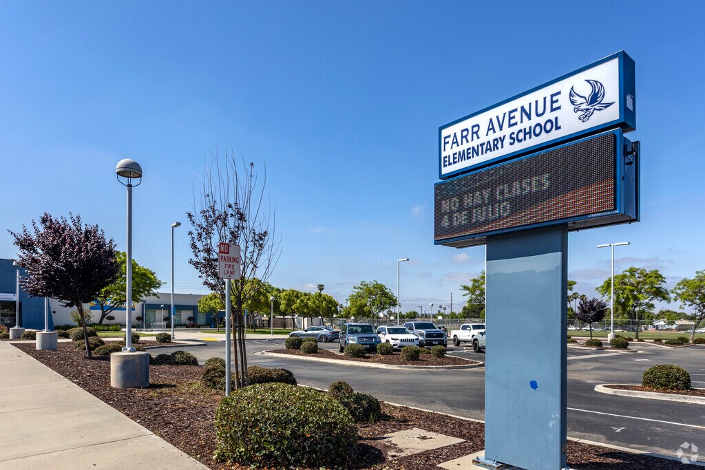 The sign of the Farr Avenue Elementary in Escondido.