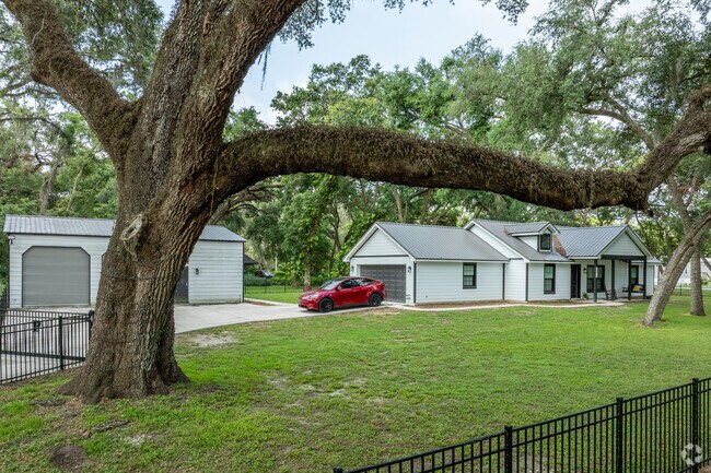 Ranch-style homes in Zephyrhills North blend charm with shade from beautiful old oak trees.