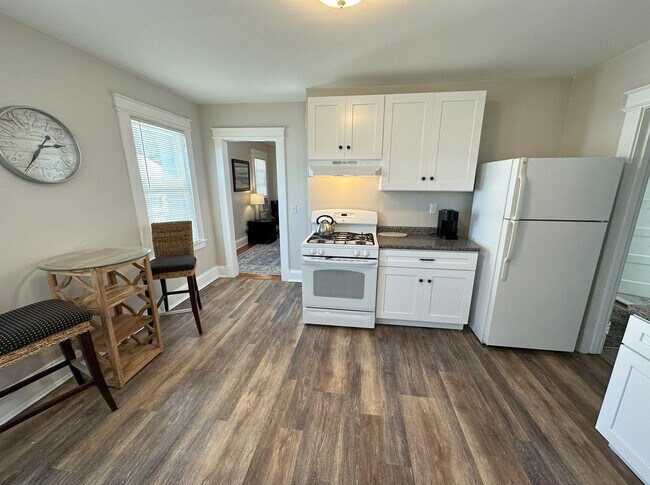 664 Flatbush Ave unit FURNISHED NEWLY UPDA, West Hartford, CT 06110 - photo 3