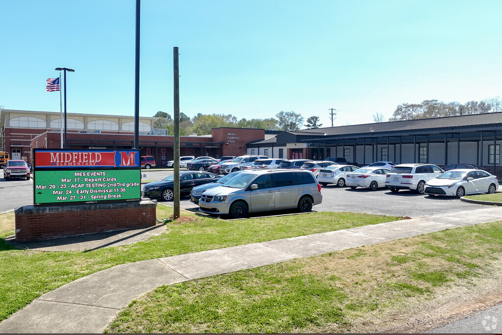 Midfield Elementary School has a 15:1 student teacher ratio.