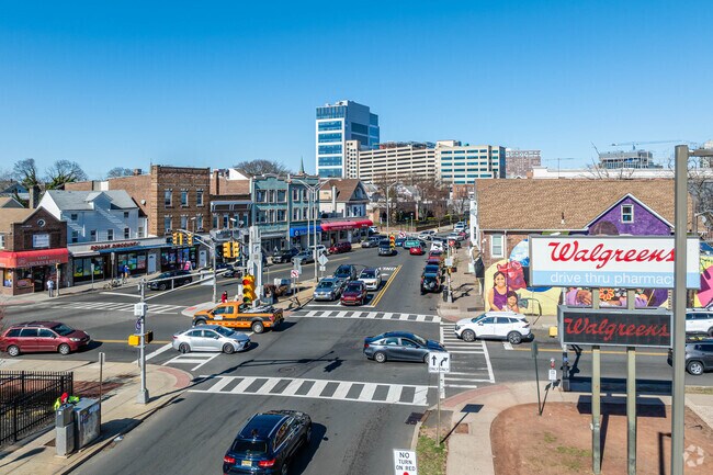 Commuters in East Franklin, NJ can connect to Interstates 287 and 95.