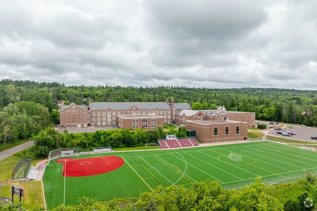 Ordean East Middle School enrolls 15% economically disadvantaged students.